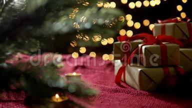 圣诞礼品盒装饰有树和蜡烛，桌子上戴着<strong>红围巾</strong>，还有布克灯